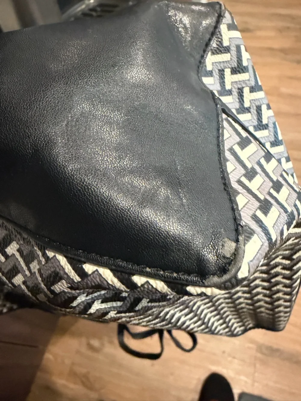 Tory Burch Black and White Geometric Tote🥰 Great‎ Conditions!